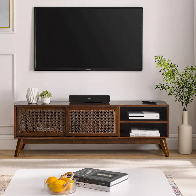 Mobile TV in noce da 59" con ante scorrevoli in rattan e ripiani aperti per TV fino a 65"
