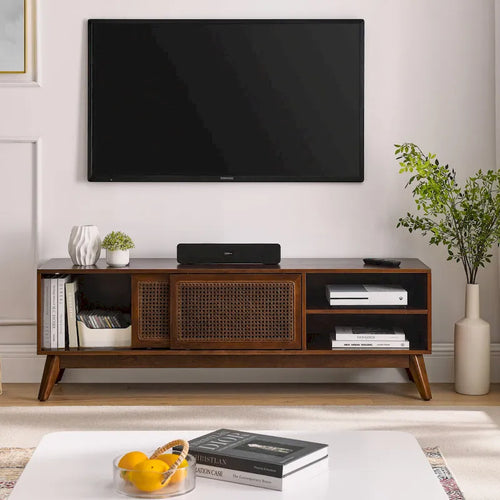 Mobile TV in noce da 59" con ante scorrevoli in rattan e ripiani aperti per TV fino a 65"