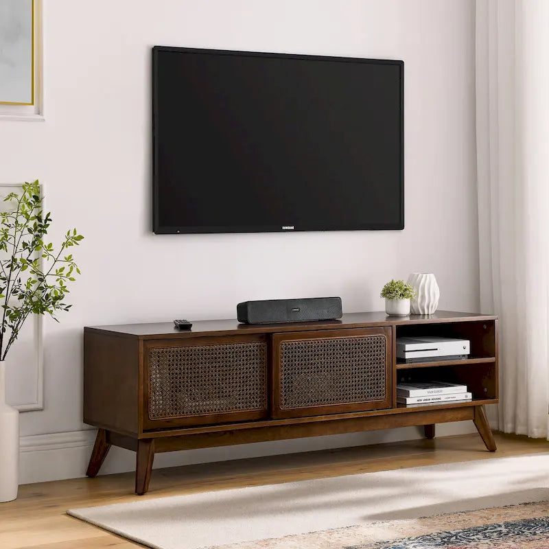 Mobile TV in noce da 59" con ante scorrevoli in rattan e ripiani aperti per TV fino a 65"