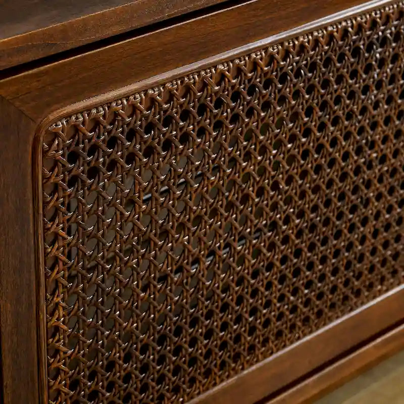 Mobile TV in noce da 59" con ante scorrevoli in rattan e ripiani aperti per TV fino a 65"