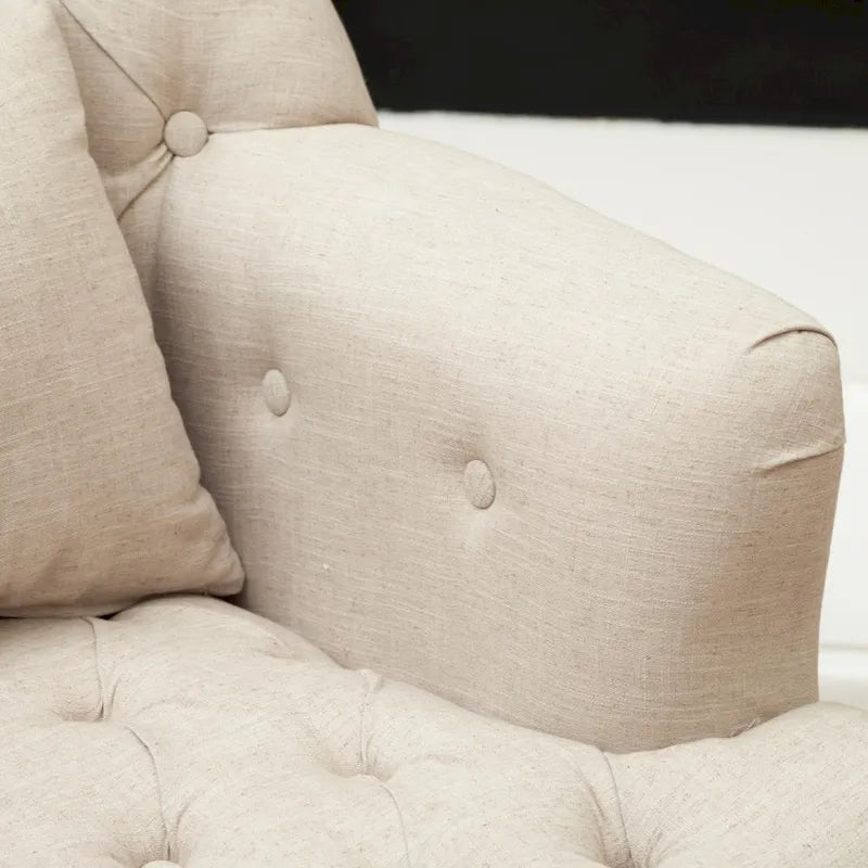 Poltrona Anastasia trapuntata con seduta imbottita e gambe in legno