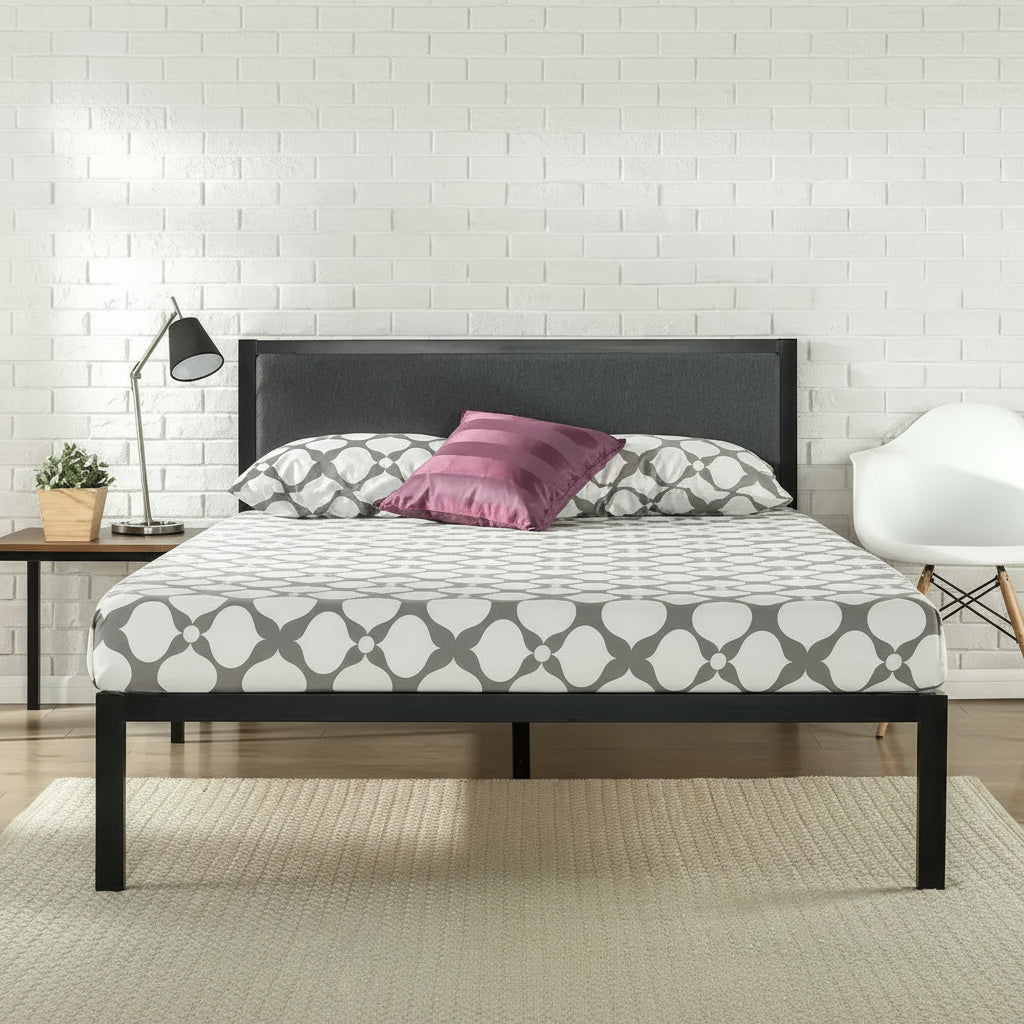 Letto a piattaforma matrimoniale king size in metallo con doghe in legno e testiera imbottita