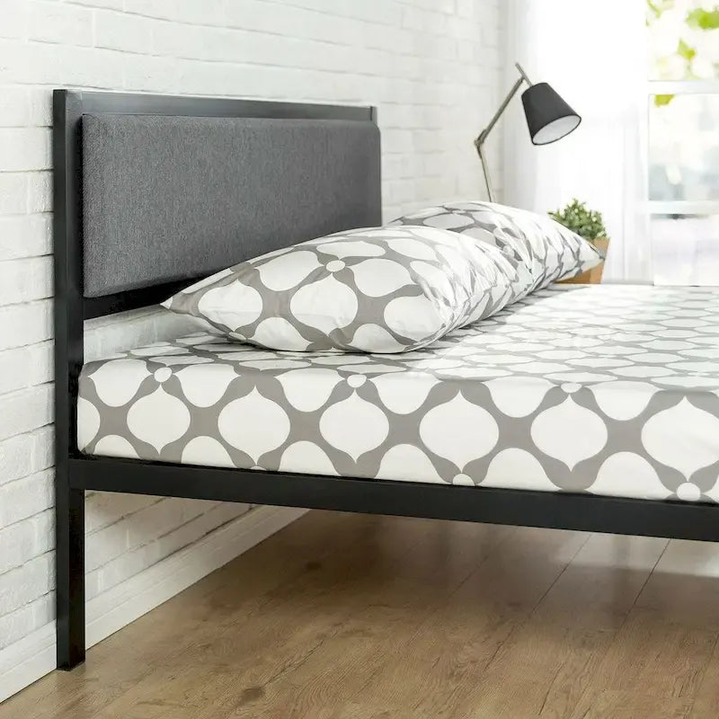 Letto a piattaforma matrimoniale king size in metallo con doghe in legno e testiera imbottita